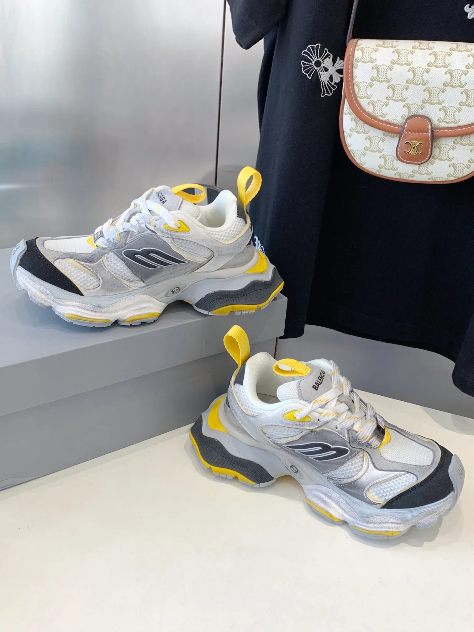 👟👟Ex-factory price 820👟👟 Paris 5XL correct version Balenciaga CARGO 23ss catwalk style 🔺 ℹ️The distressing process is done by hand. The degree of distress, scratch size and range of each shoe has a certain difference, which is normal. The upper is filled with high-density imported sponge, and the tongue is embroidered with Balenciaga words, as well as small engraving details. This plaque is developed by a separate mold, and there is 3M reflective material on the side. The three-dimensional logo and size mark on the heel, accessories dust bag and included shoelaces are upgraded and thickened shoe boxes. They are all made of original files and original lasts. CNC developed 1:1 proportion weight. Original EVA environmentally friendly deodorizing ring type insole. Newly developed 7-layer private mold. Combined anti-slip outsole. Information ℹ️ A large version design that has become more popular in recent years. This cargo is fatter than 3xl. It has a very good wrapping feel and is also very retro and fashionable. The sole is definitely very wear-resistant. Size: 35 -46